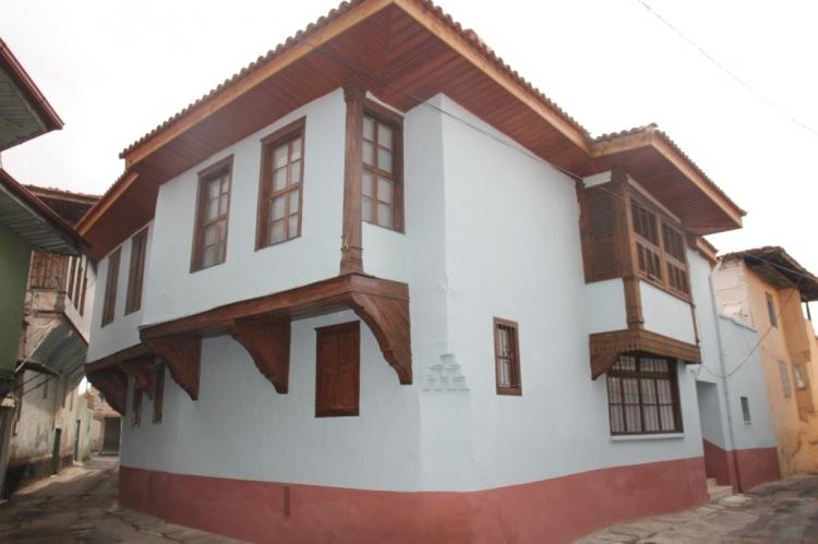 <p><span style="color:#2F4F4F"><strong>Tarihi Kula Evleri</strong>: </span>Kula evleri 18. yy Osmanlı İmparatorluğu'nun altındaki hemen her bölgede karşımıza çıkan ve TÜRK EVİ olarak tabir edilen ahşap evlerdir.</p>
