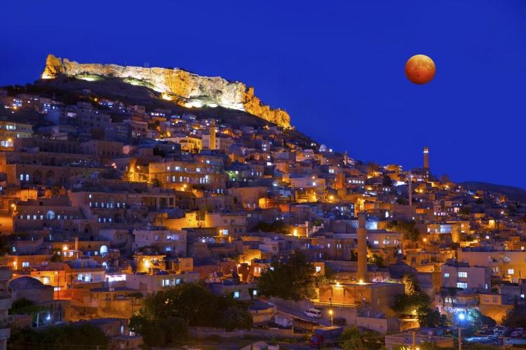 <p><span style="color:#FFA500"><strong>56- MARDİN:</strong></span></p>

<p><span style="color:#FFA500"><strong>Kasımiye Medresesi:</strong> </span>Mardin medreseler, camiler, tarihi yapılar konusunda çok zengin bir şehir ve burada turistlerin en çok ziyaret ettiği medrese ise Artuklular döneminde yapımına başlanan Kasımiye Medresesi.</p>
