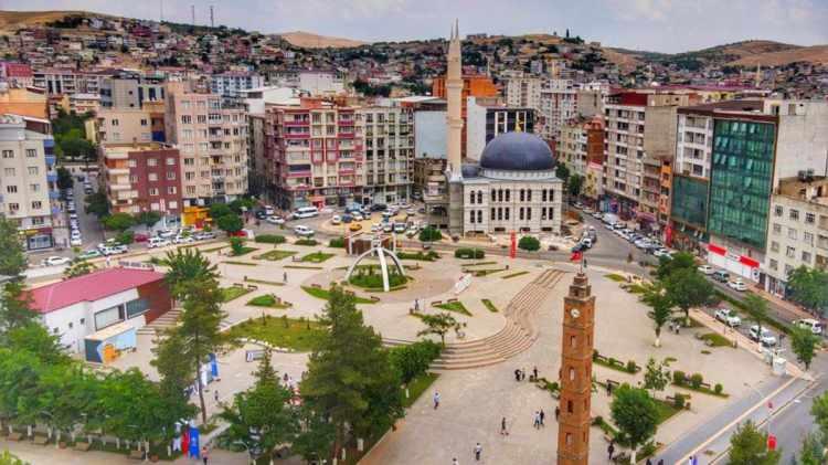 <p><strong><span style="color:#8B4513">Veysel Karani Türbesi:</span> </strong>İslam tarihinde önemli bir yere sahip olan Veysel Karani'nin türbesi.</p>