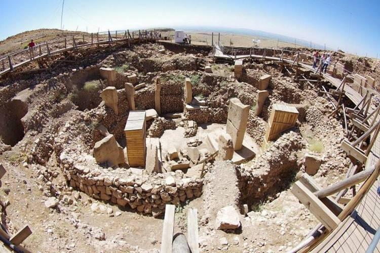 <p><span style="color:#0000CD"><strong>Göbeklitepe:</strong> </span>Dünyanın en eski tapınak alanı, UNESCO Dünya Mirası Listesi'nde.</p>