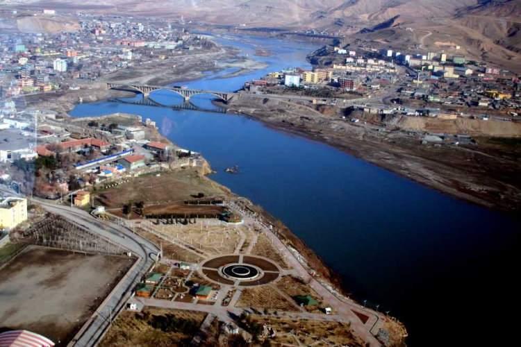 <p><span style="color:#4B0082"><strong>Cudi Dağı:</strong></span> Nuh'un gemisinin indiği yer olarak rivayet edilen dağ.</p>