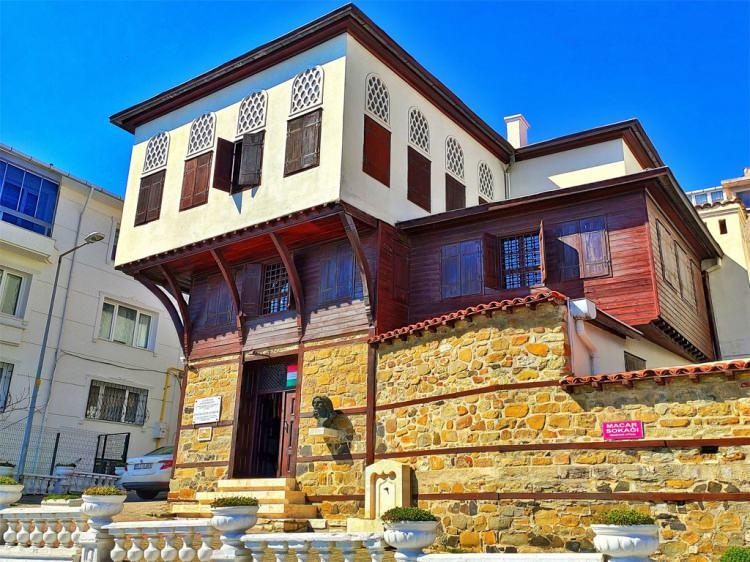 <p><strong><span style="color:#2F4F4F">Rakoczi Müzesi:</span> </strong>Macar prensi II. Rakoczi'nin yaşadığı ev, müze olarak hizmet veriyor.</p>