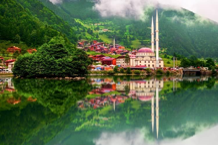 <p><span style="color:#800080"><strong>Uzungöl:</strong></span> Karadeniz'in doğal güzellikleriyle ünlü bir göl.</p>