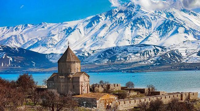 <p><strong><span style="color:#00FF00">77- VAN:</span></strong></p>
<p><strong><span style="color:#00FF00">Van Gölü: </span></strong>Türkiye'nin en büyük gölü, Akdamar Adası'yla ünlü.</p>
