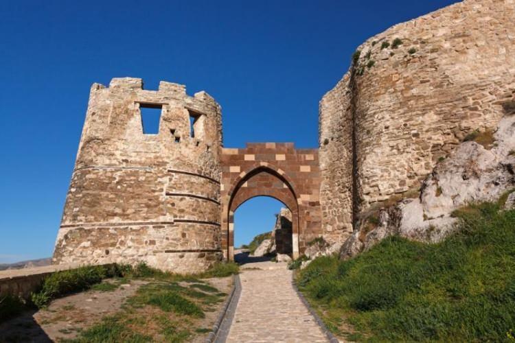<p><span style="color:#00FF00"><strong>Van Kalesi:</strong></span> Urartu Krallığı'ndan kalma, Van Gölü manzaralı kale.</p>
