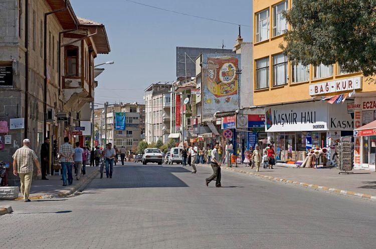 <p><span style="color:#008000"><strong>Taşkale Tahıl Ambarları:</strong></span> Kayalara oyulmuş tarihi tahıl depoları.</p>
