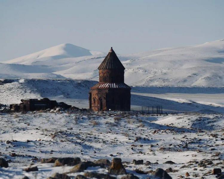 <p><span style="color:#A52A2A"><strong>46- KARS:</strong></span></p>
<p>Ani Harabeleri: Ermenistan sınırında, UNESCO Dünya Mirası Listesi'nde olan antik kent.</p>