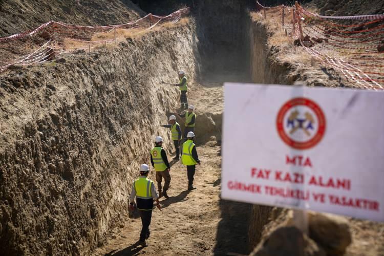 <p>Türkiye'de arka arkaya yaşanan depremler ardından fay hattı güncellenirken araştırmalar da devam ediyor. </p>
