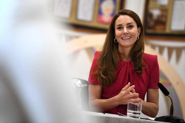 <p>Kombininde tüllü şapkasının yanı sıra inci ve elmas küpelere de yer veren Kate Middleton, aksesuarlarının anlamlarıyla büyük ses getirdi.</p>
