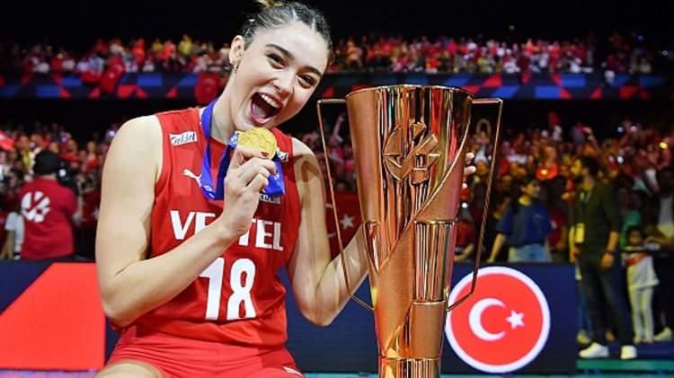 <p><strong>A Milli Kadın Voleybol Takımı</strong>'nda yer alan milli voleybolcu <strong>Zehra Güneş</strong>, milli takımla sponsorluk anlaşması olan bir otomobil markası için objektif karşısına geçti. </p>
