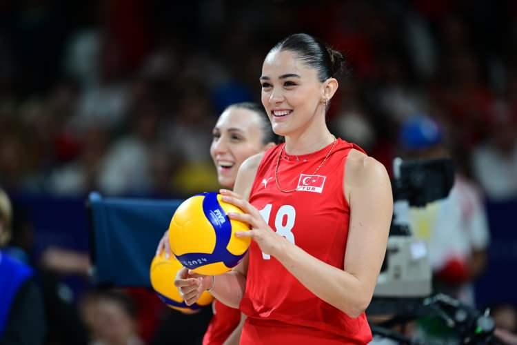 <p>Milli voleybolcu <strong>Zehra Güneş</strong>'in yer aldığı yeni reklam sosyal medya büyük yankı uyandırdı.</p>
