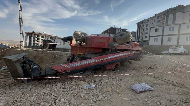 <p>Elazığ'da operatörün lavaboya gitmesinin ardından kepçeye binen 16 ve 17 yaşındaki iki genç, kepçeyi devirdi. Devrilen kepçenin altında kalan gençler, yaşamını yitirdi.</p>

<p> </p>
