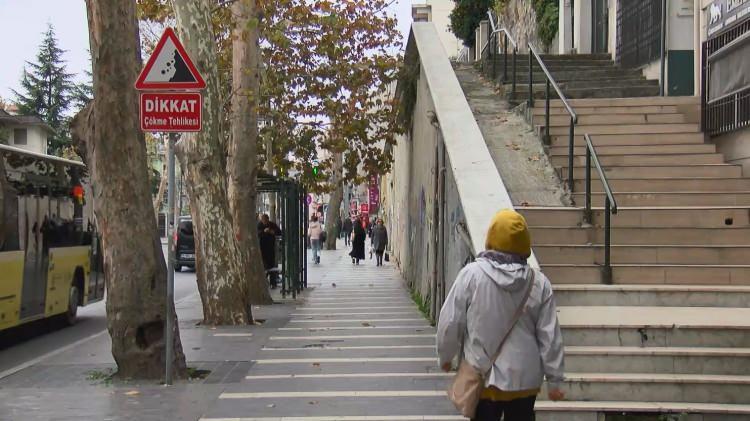 <p>Beşiktaş'ta Çırağan Caddesi'nde Beşiktaş istikametindeki duvarın üzerindeki çatlak ve kırıklar görenleri ürkütüyor. </p>
