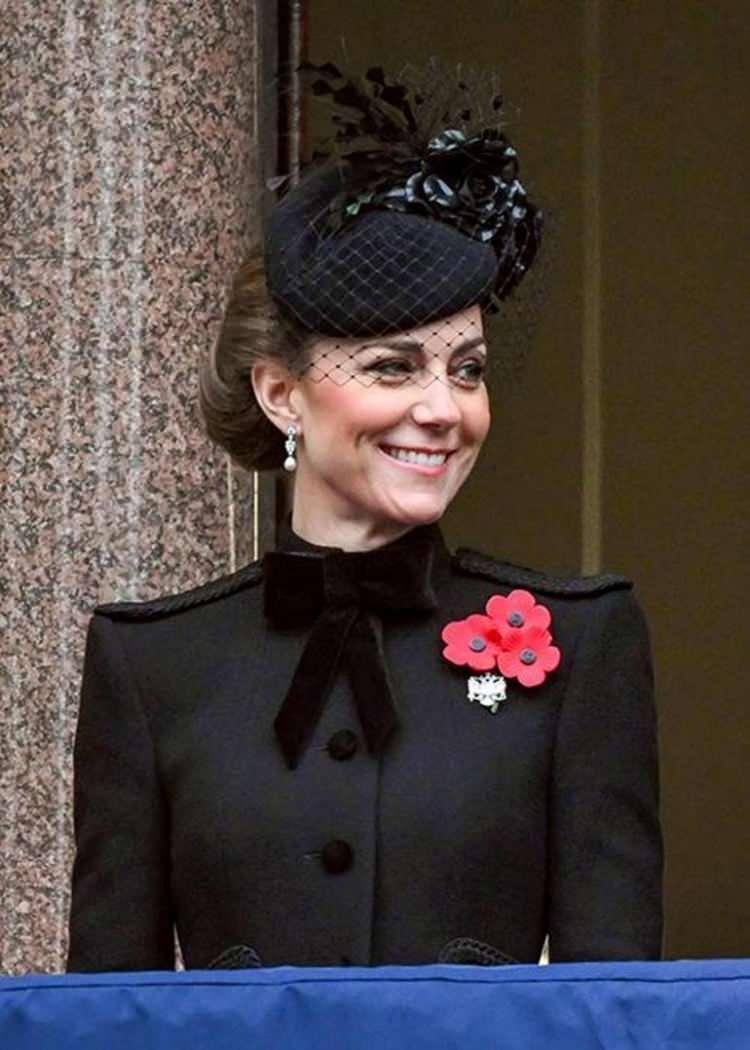 <p><strong>İşte, Galler Prensesi Kate Middleton'ın o görünümü ve küpeleri...</strong></p>
