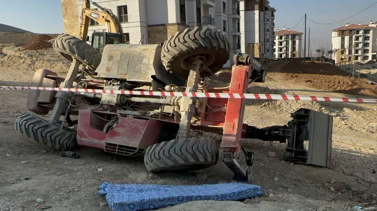 <p>İddiaya göre, kepçe operatörü lavabo ihtiyacını karşılamak için tuvalete gittiği sırada iki gencin kepçeye bindiği ve kepçenin devrildiği öğrenildi.</p>

<p> </p>
