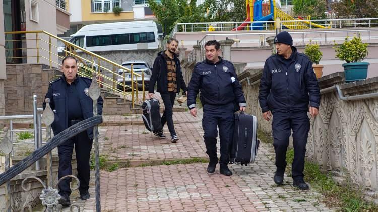 <p>Olay yerine polis ve ambulans sevk edildi. Ambulansla Samsun Ondokuz Mayıs Üniversitesi Tıp Fakültesi Hastanesi’nde sevk edilen Mehmet Kır, yapılan müdahalelere rağmen kurtarılamayarak hayatını kaybetti.</p>
