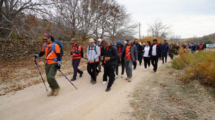 <p>Eski Hristiyanlık d&ouml;neminde kurşun madeni olarak kullanılan, 3 katlı ve 285 metre uzunluğundaki tarihi Sulu Mağara, ziyaret&ccedil;ilerin ilgisini &ccedil;eken duraklardan biri oldu.&nbsp;</p>
