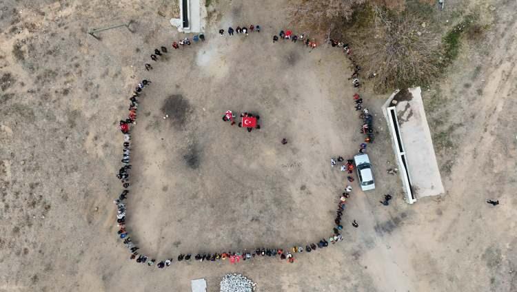 <p>Dokusu ve derinliğiyle b&uuml;y&uuml;leyen mağara, doğa tutkunlarını etkiledi. Etkinlik, Sulu Mağara ziyaretinin ardından Ceritkale Kanyonu'nda d&uuml;zenlenen doğa y&uuml;r&uuml;y&uuml;ş&uuml;yle devam etti. Yaklaşık 10 kilometrelik parkurda ger&ccedil;ekleşen y&uuml;r&uuml;y&uuml;şte, katılımcılar 4 saat boyunca doğanın eşsiz manzaralarının tadını &ccedil;ıkararak keyifli anlar yaşadı.&nbsp;</p>
