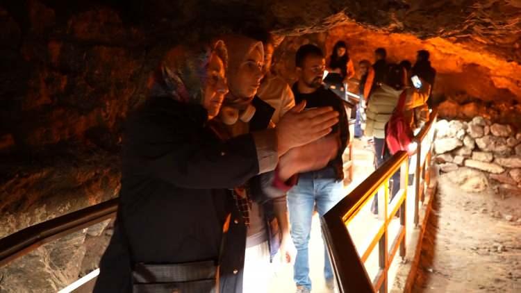 <p>İnsan sağlığına olumlu etkileri olan Sulu Mağara'da negatif iyonlar sayesinde solunum rahatlayarak, mağara insanlarda pozitif iyonların atmasını sağlıyor. İ&ccedil;erisinde barındırdığı hava sayesinde "ağrı kesici" etkisiyle dikkat &ccedil;eken mağaranın ortalama 18 derece sıcaklığı ve y&uuml;zde 84 nem oranı bulunuyor.</p>

<p>&nbsp;</p>
