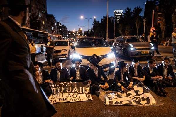 <p>Haredileri askerlik görevine çağıran emirlerin İsrail ordusunca 17 Kasım Pazar gününden itibaren kademeli olarak gönderileceği kaydedildi.</p>
<p> </p>
