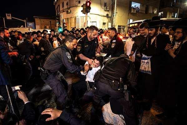 <p>İsrail'de Ultra Ortodoks Yahudiler (Harediler), başkent Tel Aviv yakınlarındaki Bney Brak şehrinde zorunlu askerliği protesto etti.</p>
