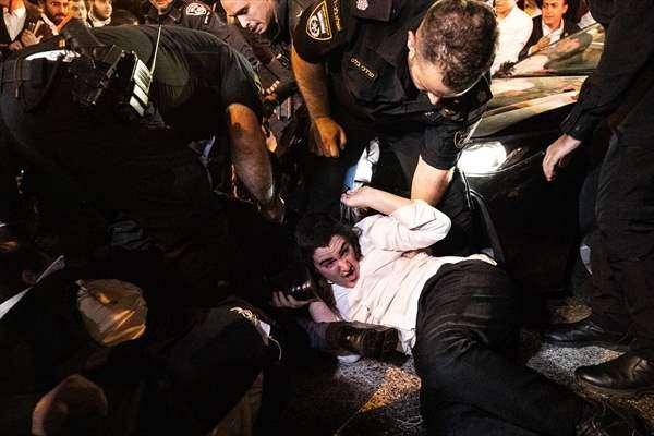 <p>Zorunlu askere alınmalarını protesto için akşam saatlerinde Bney Brak kentindeki Zeev Jabotinsky Caddesi'nde toplanan Harediler, otobüslerin önüne oturarak trafiği kapattı. Göstericilere atlı ve yaya polisler müdahale etti.</p>
<p> </p>