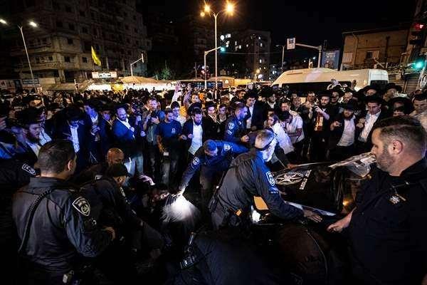 <p>Birbirlerine kenetlenerek oturma eylemi yapan göstericilerle, kendilerine karşı güç kullanan polisler arasında arbede yaşandı.</p>
<p> </p>