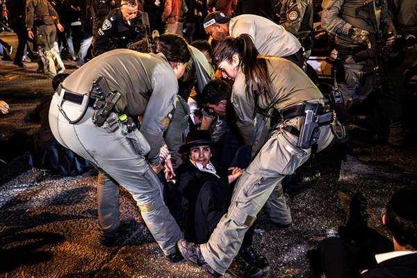 <p>Gösteriye katılan Haredi Yahudilerden Yona, AA muhabirine yaptığı açıklamada, İsrail hükümetinin Haredi gençleri askere almak istediğini ancak <em><strong>"hayatları pahasına da olsa askere gitmeyeceklerini"</strong></em> söyledi.</p>
<p> </p>