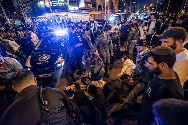 <p>Yona, İsrail hükümetine hitaben, <em><strong>"Bizi rahat bırakın. Dinimizi yaşayalım. Bizi dinsiz olmaya zorlamayın. Nokta!"</strong></em> ifadelerini kullandı.</p>
<p> </p>