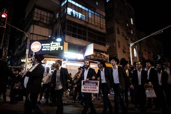 <p><span style="color:#B22222"><strong>Harediler, İsrail nüfusunun yaklaşık yüzde 12'sini oluşturuyor</strong></span></p>
<p>Çoğu dini gerekçelerle askere gitmeyi reddeden Harediler, 9 milyonluk ülkede nüfusun yaklaşık yüzde 12'sini oluşturuyor.</p>