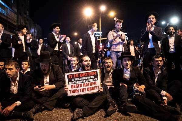 <p>Kadın ve erkekler için İsrail'de 3 yıl zorunlu askerlik hizmeti bulunuyor. Ultra Ortodoks Yahudilik inanca sahip Harediler ise 26 yaşına kadar Tevrat kurslarında (Yeşiva) eğitim almaları halinde askerlikten muaf tutuluyor.</p>

<p> </p>
