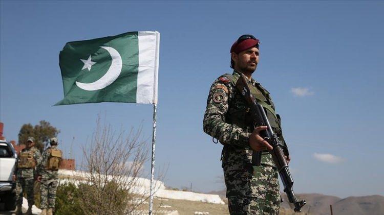 <p><strong><span style="color:#B22222">25) PAKİSTAN </span>| YÜZDE 52 </strong></p>
<p> </p>
<p>Pakistan ordusu, ulusal savunma ve terörle mücadele çabaları açısından hayati önem taşıyor; <strong>ancak ordunun siyasete dahil olması, kamuoyunda farklı görüşlere yol açıyor.</strong></p>