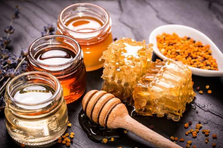 <p>12 Kasım itibarıyla güncellenen listede zincir marketlerde satılan iki ünlü bal şirketinin ürünleri dikkat çekti. <span style="color:#B22222"><em><strong>Abalı ve Balpetek</strong></em></span> markalı ballarda taklit ve tağşiş yapıldığı belirlendi.</p>