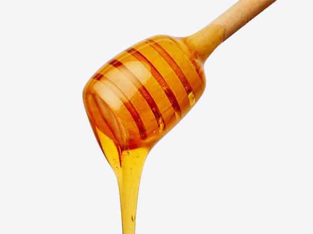<p><strong>Bal</strong>, saçın nem ihtiyacını karşılayan doğal bir nemlendiricidir. Saç uçlarında oluşabilecek kırılmaları engeller ve saçı besler. Aynı zamanda saçın yumuşak ve parlak görünmesini sağlar.</p>
