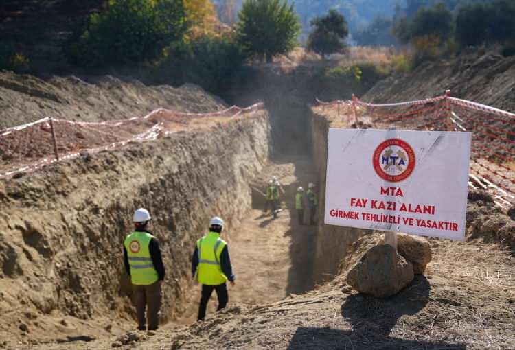 <p>Paleosismolojik araştırmalar yaptıklarını anlatan Özalp, "6 Şubat depremleri sonrasında projenin hızlı şekilde bitirilmesi gerektiği gündeme geldi. MTA'nın Türkiye Paleosismoloji Araştırmaları Projesi kapsamında 2012'den günümüze kadar geçen süreçte 225 fay hattı üzerinde çalışmamızı tamamladık." dedi.</p>

<p> </p>
