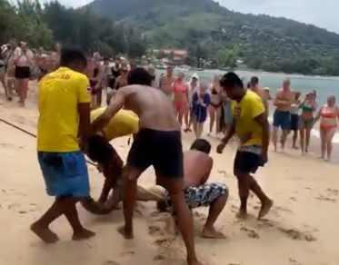 <p>The Phuket News'in aktardığına göre, sahilde bulunan cankurtaranlar 5-6 jet ski ile dev pitonu yakalamaya gitti.</p>