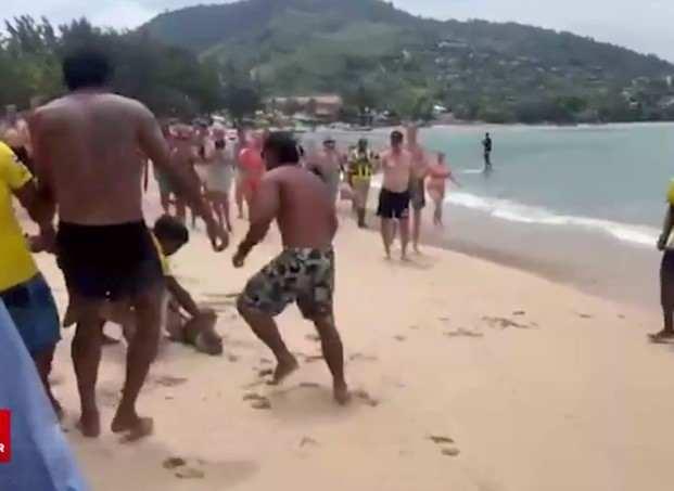 <p>Bu sırada yaşananları izleyen turistlerden bazıları telefonlarına sarılarak gördükleri manzarayı kayda aldı.</p>

<p>Öte yandan turistlerin ilgisini çeken dev yılan, yetkililer tarafından koruma altına alınarak doğal yaşam alanına geri döndürülmesi için Thalang bölgesindeki Khao Phra Thaeo Yaban Hayatı Koruma Alanı'na götürüldü.</p>

<p> </p>

