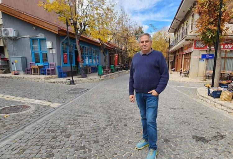 <p><span style="color:#000000"><strong>Ormana'da tarihi düğmeli evlerin restorasyonu ve turizme açılmasını sağlayan Özgüven Vakfı'nın yöneticisi ve kırsal turizmin öncülerinden Tolga Özgüven, Ormana için ilk olarak 2021'de muhtarlık olarak Dünya Turizm Örgütü'ne başvurduklarını ancak o yıl üçüncü seçildiklerini belirtti.</strong></span></p>