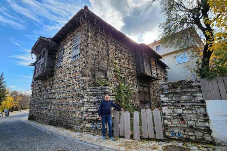 <p><span style="color:#000000"><strong>Osmanlı Sipahi ocağına uzanan yılkı atları, tarihi İpek Yolu güzergahında olmamız gibi tarihi, doğal ve kültürel güzelliklerimiz ve değerlerimizle 300 düğmeli evin bulunduğu 600 nüfuslu bir köy"dedi.</strong></span></p>