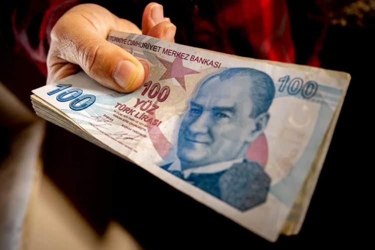 <p><strong>EN DÜŞÜK MEMUR EMEKLİ AYLIĞI NE KADAR OLACAK?</strong></p>
<p> </p>
<p>En düşük memur emekli aylığı, temmuz ayında 17 bin 587 liraya yükselmişti.<br />
<br />
Aynı senaryonun gerçekleşmesi halinde en düşük memur emekli aylığı, 19 bin 697 liraya çıkacak.</p>