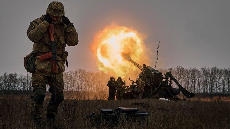 <p><strong>ASKERİ MÜDAHALELER VE GÜVENLİK POLITIKALARI</strong></p>

<p> </p>

<p><strong>Rusya, özellikle Ukrayna’nın işgali ve Kırım’ın ilhakı gibi eylemleriyle uluslararası hukuku ihlal ettiği gerekçesiyle tehdit olarak görülüyor.</strong></p>

<p> </p>

<p>Ayrıca Avrupa’ya yönelik enerji politikaları ve askeri varlığını artırması, Batı dünyasında endişe oluşturuyor. NATO’ya karşı tavrı ve nükleer silah kullanma tehditleri, güvenlik risklerini daha da artırıyor.</p>
