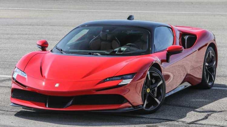 <p>Motor silindir hacmi 1.3 litre ila 1.6 arasında olan otobillerden alınacak MTV tutarı 7 bin 26 TL’den 10 bin 112 TL’ye yükselirken, 1.6 litre ila 1.8 arasında değişen motor silindir hacmi için ödenecek tutar 12 bin 414 TL’den 17 bin 886 TL’ye çıkacak. 2025 yılında ödenecek en yüksek MTV tutarı ise 230 bin 698 TL olacak. Örneğin; Ferrari’nin ilk SUV’u Purosangue’ye sahip olan kişinin ödeyeceği yıllık MTV tutarı 230 bin TL’yi bulacak.</p>