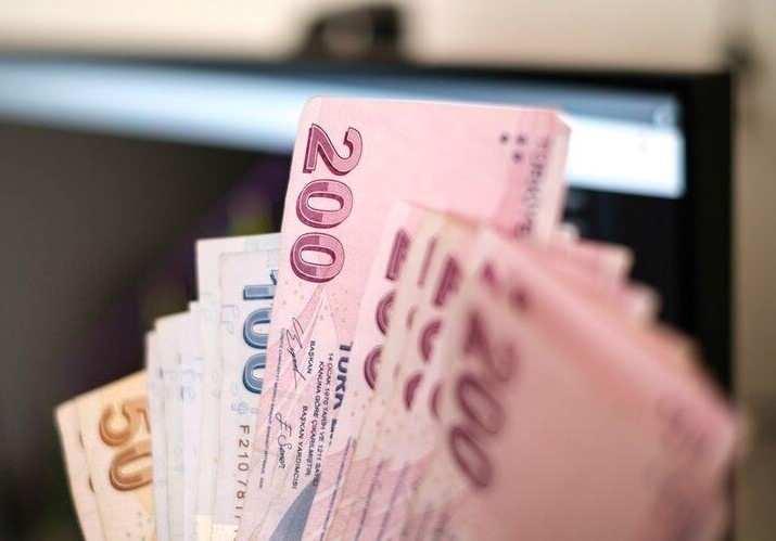 <p><span style="color:#B22222"><strong>EN DÜŞÜK MEMUR MAAŞI 45 BİN TL'YE DAYANACAK</strong></span></p>
<p> </p>
<p>İlk dört ayda oluşan yüzde 7.99 oranı üzerinden yapılan hesaplamaya göre, en düşük memur maaşı 39 bin 205 lira seviyesinde bulunurken, bu maaş şu ana kadar oluşan oranla 42 bin 338 liraya ulaşacak.</p>