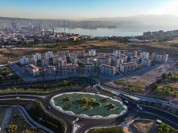 <p>Türkiye'de TOKİ eliyle 2019-2023 döneminde 200 bin 68 konutun inşaatı tamamlanarak, hak sahiplerine teslim edildi. Bunların yaklaşık yüzde 90'ını sosyal konutlar oluşturdu.</p>

