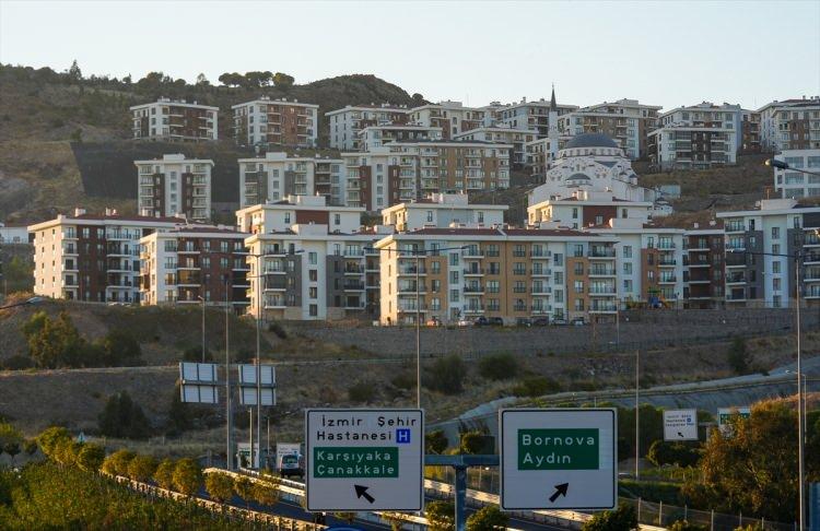<p>Cumhuriyet tarihinin en büyük sosyal konut hamlesi olan "250 Bin Sosyal Konut Projesi" kapsamında ihalelere devam eden TOKİ, yeni yapılacak konut, altyapı ve çevre düzenlemesi işleri için de ihale tarihlerini açıkladı.</p>
<p> </p>