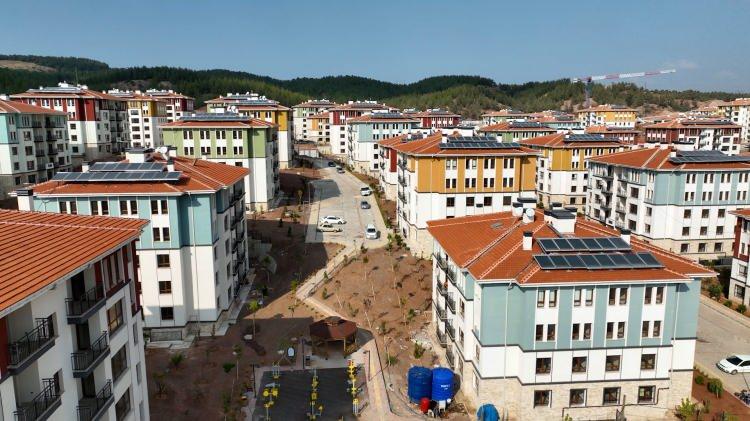 <p>Buna göre, 7 Kasım'da başlayan ihaleler, Haziran 2025'e kadar devam edecek. Böylece 128 bin 378'i büyük şehirlerde olmak üzere 70 ilde toplam 165 bin 55 sosyal konut için ihale yapılacak. Böylece 250 Bin Sosyal Konut Projesinde tüm konutların ihale süreçleri tamamlanmış olacak.</p>
<p> </p>
