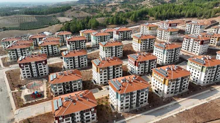 <p>İstanbul'un Arnavutköy, Tuzla, Esenler, Silivri ilçelerinde 48 bin 416, Ankara'nın Çamlıdere, Ayaş, Kahramankazan, Kızılcahamam, Bala, Mamak, Sincan, Nallıhan, Gölbaşı, Etimesgut ilçelerinde 13 bin 646, İzmir'in Merkez, Bergama, Kınık, Aliağa, Güzelbahçe, Kemalpaşa, Dikili, Menemen, Tire, Karaburun, Urla, Torbalı ilçelerinde 11 bin 325 konut yapılacak.</p>
<p> </p>