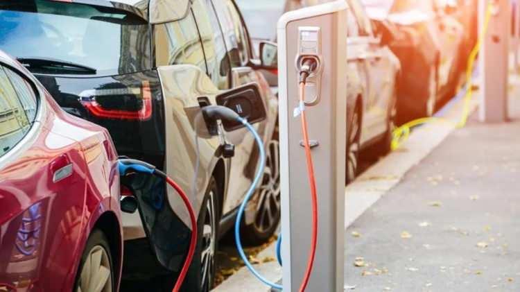 <p>BYD nihayet Türkiye'de satışa sunacağı elektrikli araçların fiyatlarını açıkladı. 1 milyon 280 bin TL'lik başlangıç fiyatlarıyla pazara girecek olan BYD, Türkiye elektrikli araç pazarında çok ciddi bir rekabetin de fitilini ateşlemiş oldu.</p>
