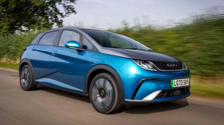 <p>Türkiye'de fiyatı 2 milyon TL'nin altında olan elektrikli otomobillerin fiyat ve menzilleri belli oldu. İşte o liste...</p>
<p> </p>
<p>BYD Dolphin- 1.280.000 TL</p>
<p> </p>
<p>- 427 km </p>
<p> </p>
