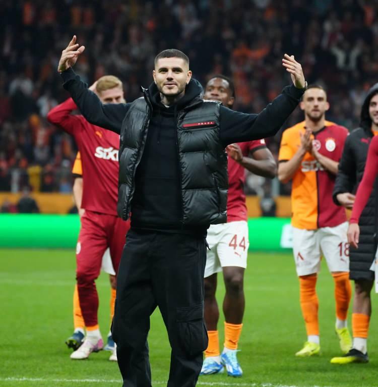 <p>Icardi'nin <strong>Samsunspor </strong>maçının ardından sahaya inerek tribünlere kadar yürümesi ve üçlü çektirmesi ise tartışma konusu oldu.</p>